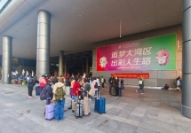 立足深港通关必经广场的户外墙面大牌广告分析