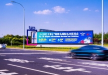 巨型灯箱在胶东机场进出港公路的广告投放指南