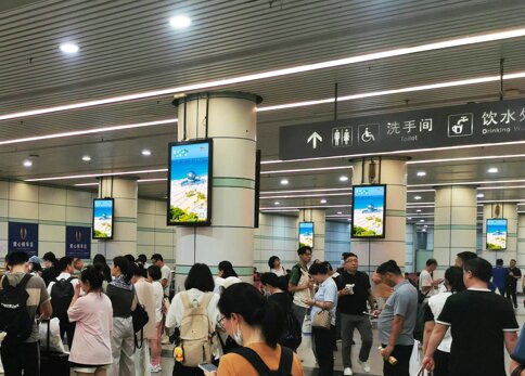 第一户外传媒-广州东站候车厅壁挂刷屏机