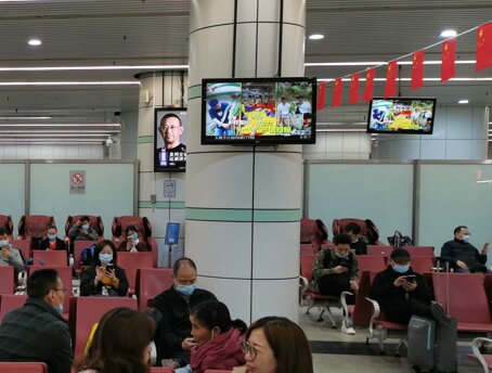 第一户外传媒-广州东站一楼动车候车室吊装电视