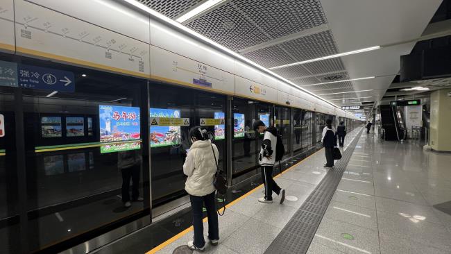 第一户外传媒-深圳地铁三连封灯箱广告