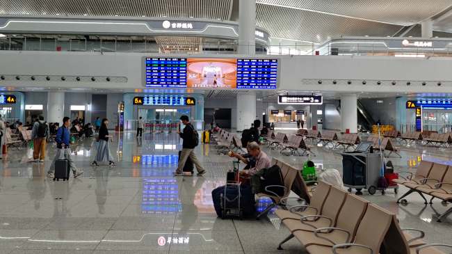 第一户外传媒-上海松江站候车大厅LED屏广告