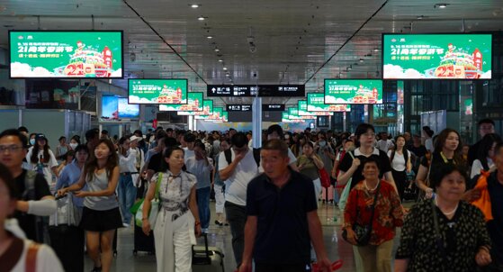 第一户外传媒-青岛北站地下通道双面LED屏