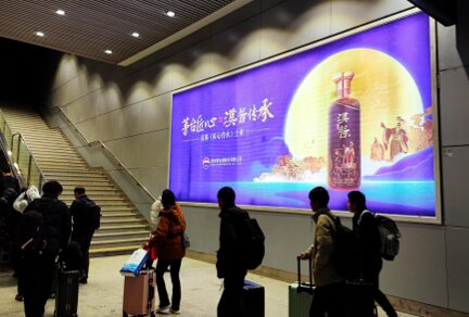 第一户外传媒-青岛北站西广场扶梯旁灯箱