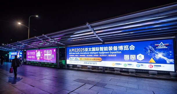 第一户外传媒-青岛北站东广场迎宾光廊一区灯箱