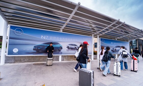 第一户外传媒-青岛北站东广场迎宾光廊二区灯箱