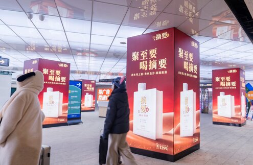 第一户外传媒-青岛站东出站口包柱灯箱