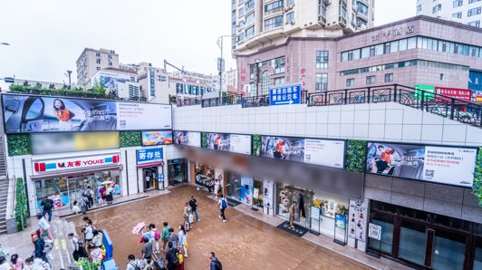 第一户外传媒-青岛站出站户外拉布灯箱