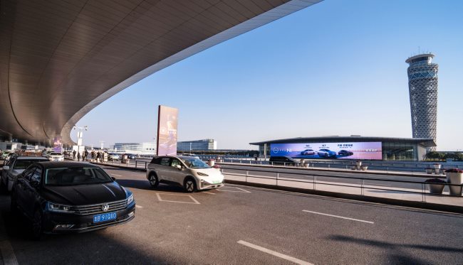 第一户外传媒-青岛胶东国际机场GTC户外大屏广告