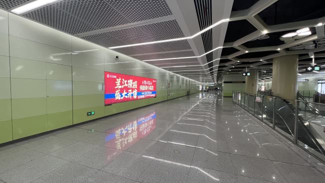 第一户外传媒-深圳地铁锦龙站大灯箱广告