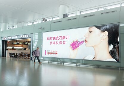 第一户外传媒-温州龙湾机场T2国内出发安检后两侧通廊墙面灯箱