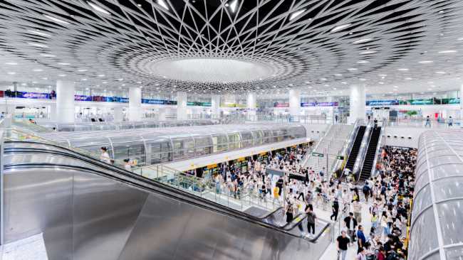 第一户外传媒-深圳地铁岗厦换乘站广告