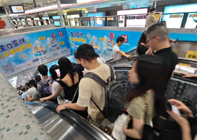 第一户外传媒-深圳地铁梯楣灯箱广告