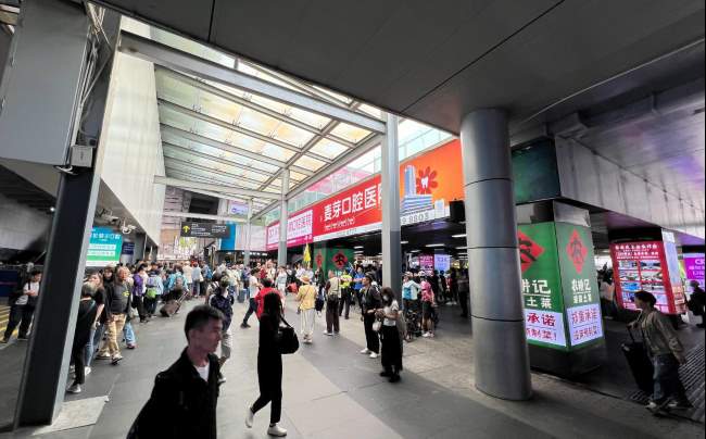 第一户外传媒-深圳罗湖口岸出入口门楣灯箱广告