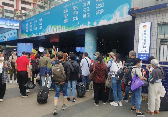 第一户外传媒-深圳罗湖口岸出入口灯箱广告