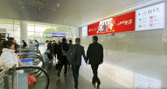 第一户外传媒-杭州东站扶梯处灯箱广告