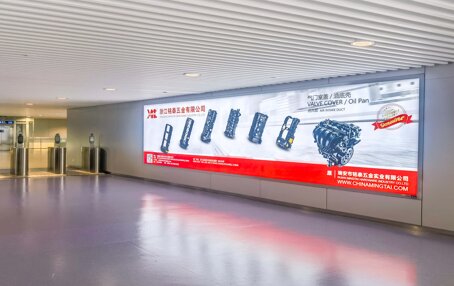 第一户外传媒-温州龙湾机场T2国内到达夹层左右两侧通道墙面灯箱
