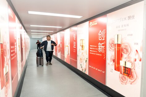 第一户外传媒-温州龙湾机场T2国内出发到达登机廊桥内侧贴画 第一户外传媒-温州龙湾机场T2国内出发到达登机廊桥内侧贴画