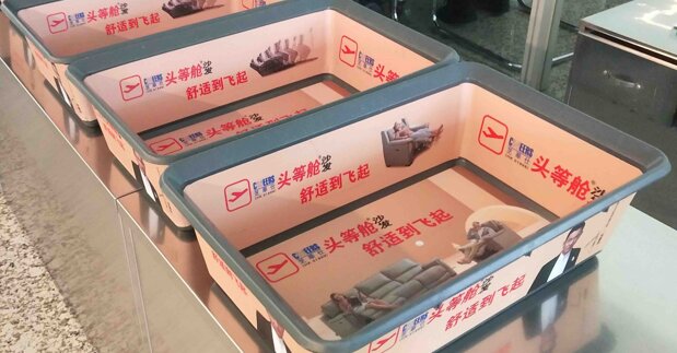 第一户外传媒-温州龙湾机场T2国内出发安检区域安检筐贴画广告 第一户外传媒-温州龙湾机场T2国内出发安检区域安检筐贴画广告