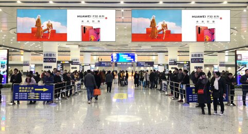 第一户外传媒-重庆西站到达换乘大厅灯箱吊屏