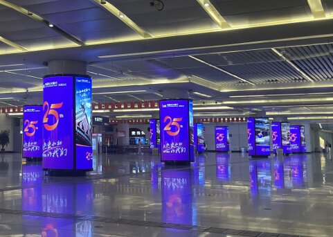 第一户外传媒-太原南站西广场中央大厅圆柱灯箱