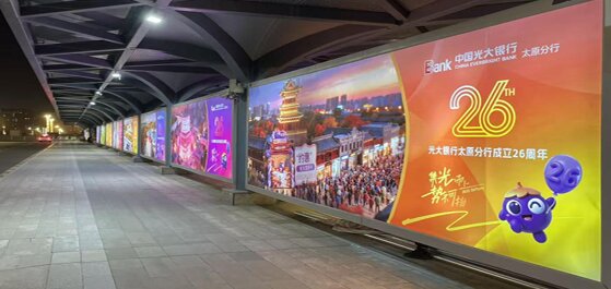 第一户外传媒-太原南站西广场一层落客区户外灯箱