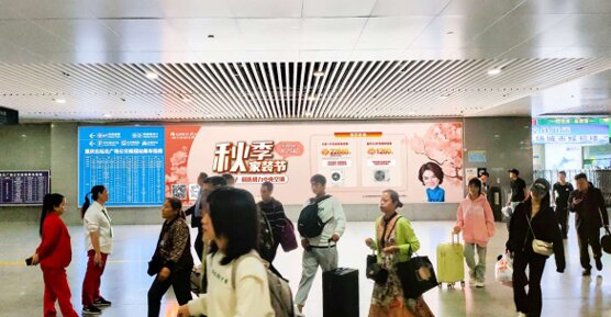 第一户外传媒-重庆北站北广场到达通道出口右侧墙面灯箱