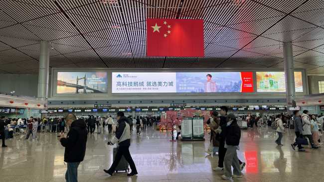 第一户外传媒-哈尔滨机场安检区上方大屏广告