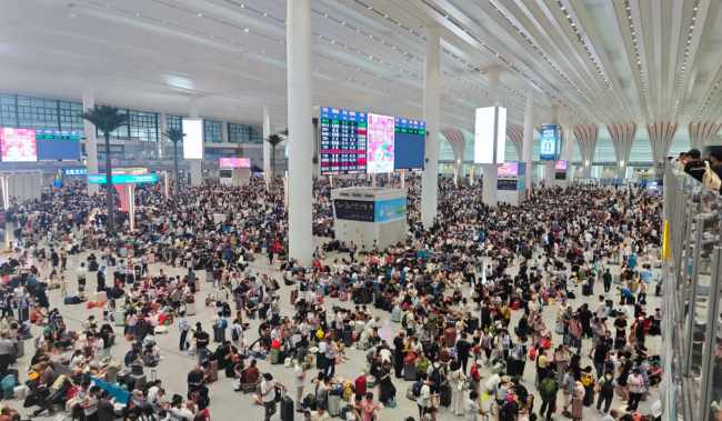 第一户外传媒-广州白云站三面包柱广告