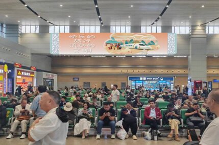 第一户外传媒-衡阳东站候车大厅灯箱广告