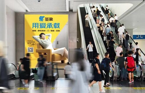 第一户外传媒-杭州东站进出站交汇层扶梯灯箱