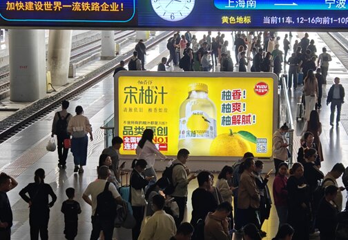 第一户外传媒-杭州东站站台层落地灯箱
