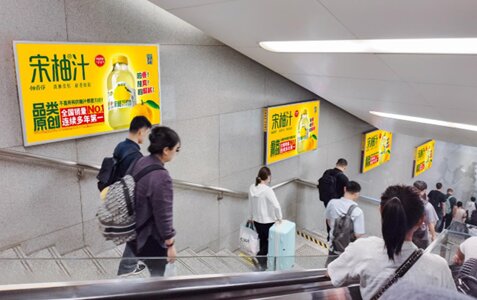 第一户外传媒-杭州东站出站通道扶梯墙面灯箱