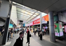 深圳罗湖口岸门楣灯箱：跨境客流的视觉门槛载体