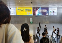 杭州东站扶梯墙面灯箱：枢纽核心的灵活覆盖载体