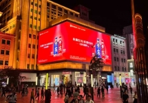 北京王府井百货 LED 大屏：金街核心的直角双面传播载体