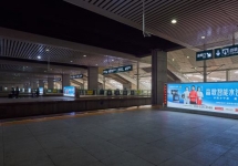 重庆北站站台层立式灯箱：西南枢纽的出站必看传播载体