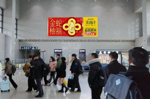 第一户外传媒-上海金山北站候车室墙面灯箱