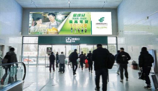 第一户外传媒-上海金山北站出站检票口上方门楣灯箱