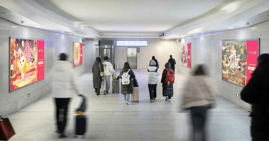 第一户外传媒-海宁西站进出站通道墙面灯箱