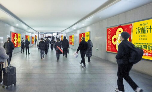 第一户外传媒-嘉善南站进出站通道墙面灯箱