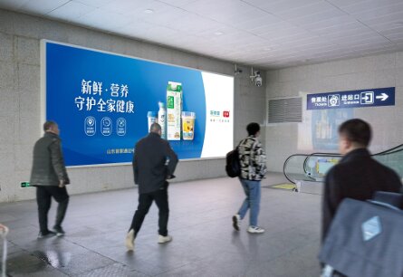 第一户外传媒-嘉兴南站进出站通道交汇层墙面灯箱