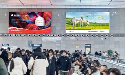 第一户外传媒-嘉兴南站二层候车室墙面灯箱