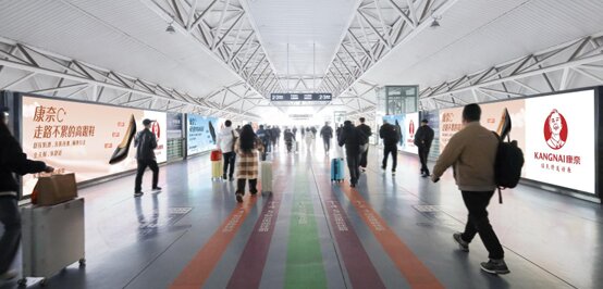 第一户外传媒-嘉兴南站二层出发廊桥灯箱