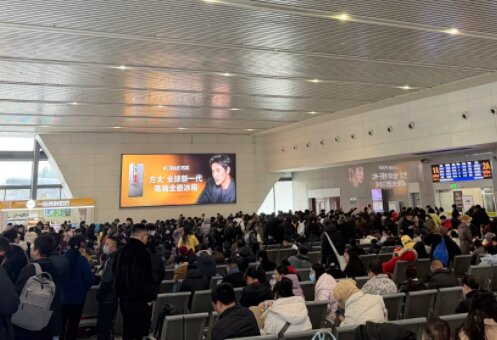 第一户外传媒-余姚北站候车大厅墙面灯箱