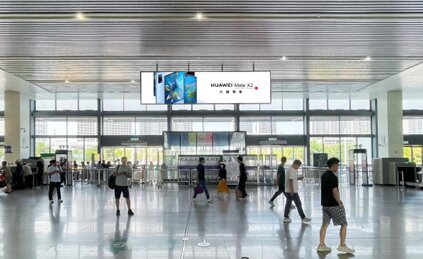 第一户外传媒-余姚北站候车大厅进站口吊挂灯箱