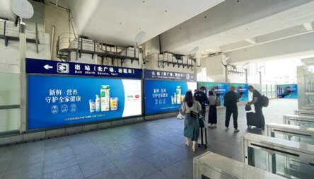 第一户外传媒-余姚北站到达通廊隔断灯箱