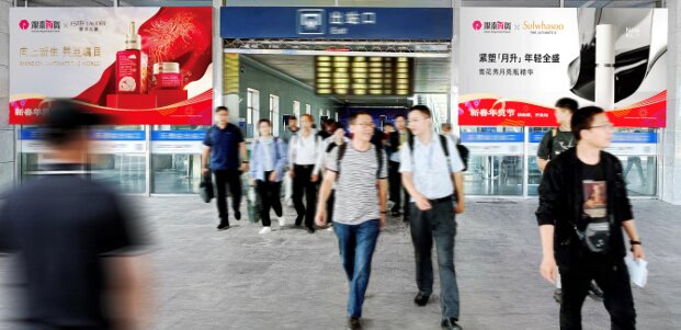 第一户外传媒-乐清站出站口两侧隔断灯箱
