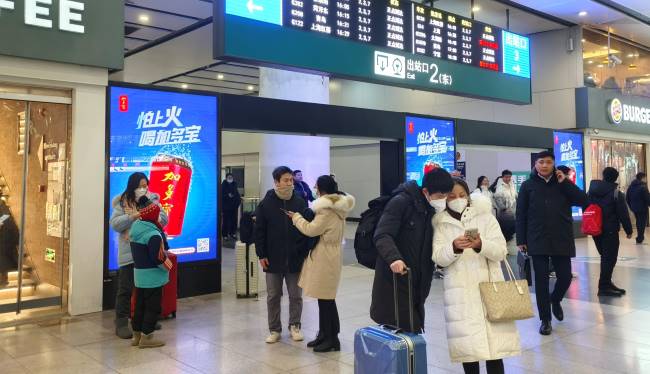 第一户外传媒-北京南站到达层刷屏机广告