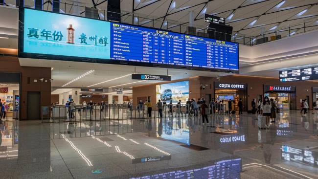 与航班信息同框出现：成都天府机场到达出口LED大屏广告